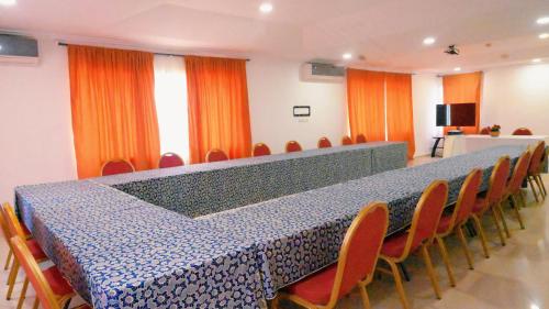 a meeting room with a long table and chairs at Hotel BKBG in Lomé