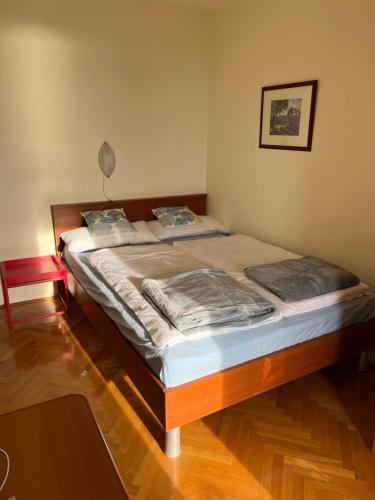 a bedroom with a large bed with a wooden frame at Großzügige 6-Personen Ferienwohnung in Kroatien in Malinska