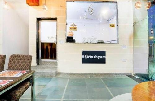 TV a/nebo společenská místnost v ubytování Hotel Khatushyam Residency