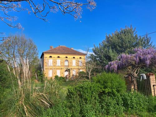 an old house in the middle of a garden at Gite chez Elisa in Le Fousseret
