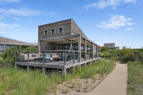 une maison sur le côté d'un champ dans l'établissement Dune & Lakeview Villa 6p - Luxe, Lounge & Verwarmd Terras - Villa 30, à Ouddorp
