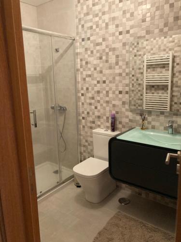 a bathroom with a shower and a toilet and a sink at Zen Budas in Painzela