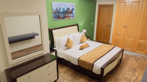 Postel nebo postele na pokoji v ubytování Walk-Inn Centaurus Apartments Islamabad