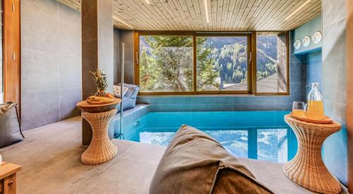bagno con vasca e vista sulle montagne di Chalet Les Sources De La Davie - Chalet LES SOURCES de la DAVIE services hôteliers MAE-8981 a Tignes