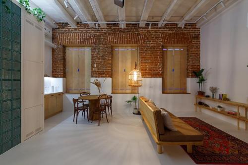 Гостиная зона в Bastion Apartment