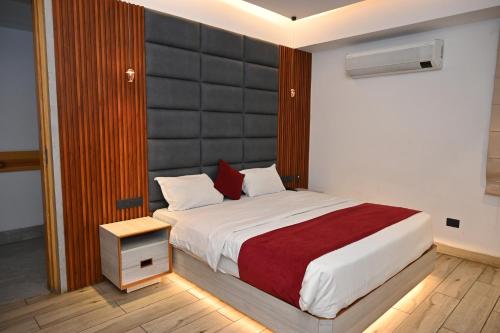 Una cama o camas en una habitación de Grace Inn Hotel Dehradun