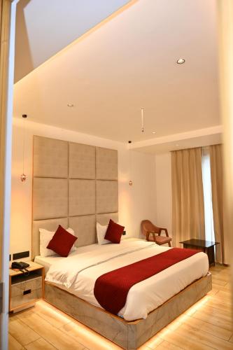 Una cama o camas en una habitación de Grace Inn Hotel Dehradun