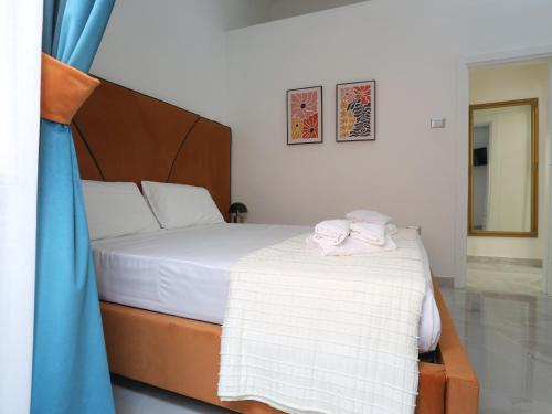 Un dormitorio con una cama con toallas. en RODA Apartments, en Nápoles