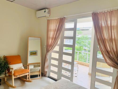 Schlafzimmer mit einer Tür, die auf einen Balkon führt in der Unterkunft Tụi Mình homestay in Thôn Trường Giang