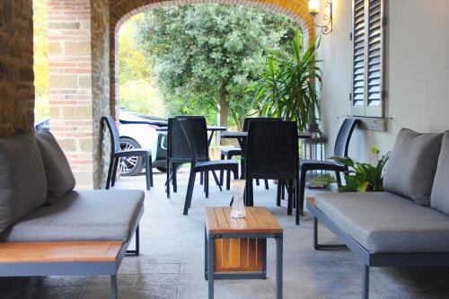 a group of chairs and tables in a room at Relax Guazza - Piscina a Comune - Parcheggio in Pieve a Maiano