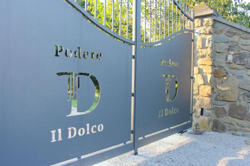 a blue gate with a sign that reads peder at Relax Guazza - Piscina a Comune - Parcheggio in Pieve a Maiano