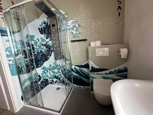 a bathroom with a shower and a toilet at Backstage, stylische Unterkunft mit Whirlpool in Dahlem