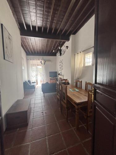 GérgalにあるVilla Alegriaのテーブルとダイニングルームのあるリビングルーム
