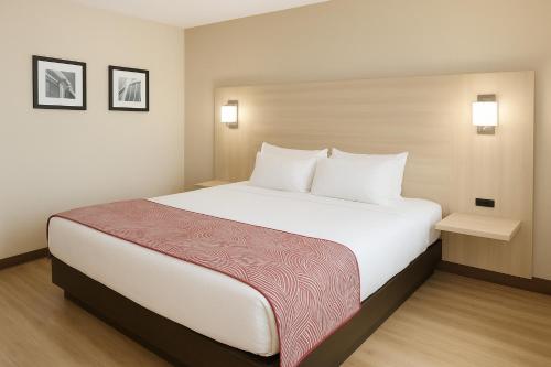 En eller flere senge i et værelse på Floral Park Motor Lodge