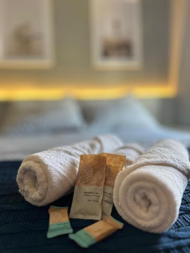 a pile of towels on top of a bed at Flat Hotel Bossa Nova Cabo Frio Passagem in Cabo Frio