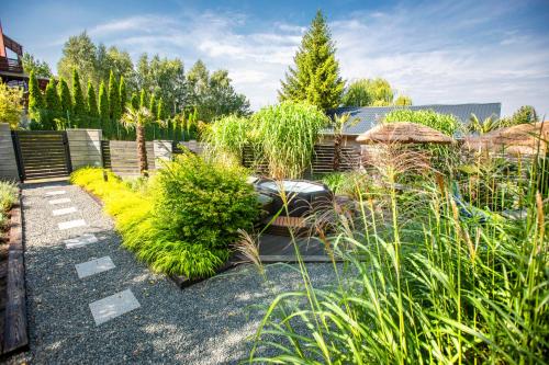 a garden with a fence and some plants at Villa Santorini in Konarzyny