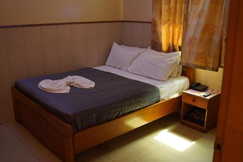 Ένα ή περισσότερα κρεβάτια σε δωμάτιο στο AL-AMARAT HOTEL Saddar