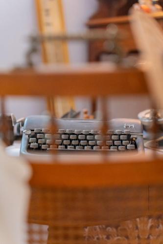 a computer keyboard sitting on top of a desk at Domaine de la Cascade Parfumée in Grasse