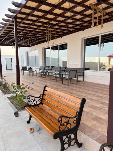 un grupo de bancos sentados en un patio en استراحة نسيم صحم, en Al Quşayr