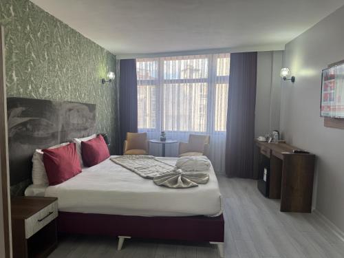 Кровать или кровати в номере Galata Greenland Hotel