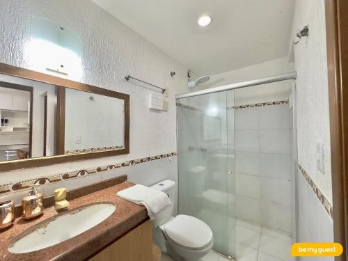a bathroom with a toilet and a sink and a shower at Vila do Mar - Porto das Dunas in Aquiraz