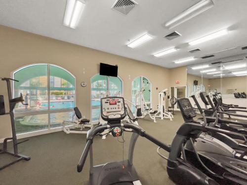 una palestra con diversi tapis roulant e macchine cardio di Celadon #0606 a Panama City Beach