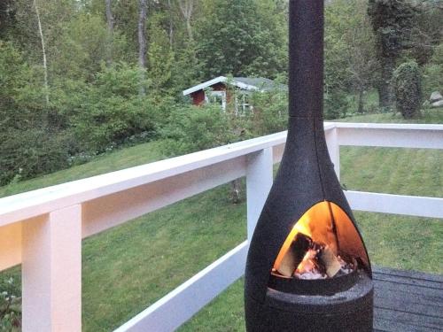 eine Feuerstelle in einer Stange auf einem Balkon in der Unterkunft Holiday Home Hannele - 200m from the sea by Interhome in Svaneke