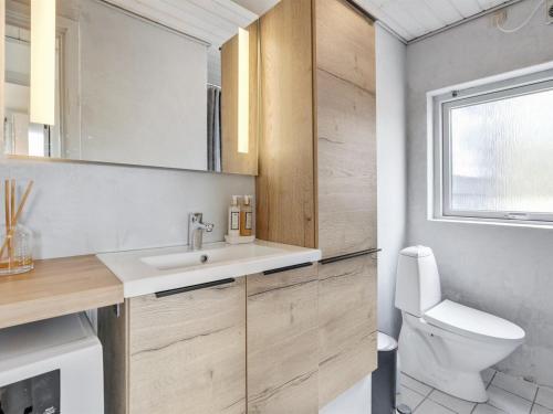 une salle de bain avec un lavabo et des toilettes dans l'établissement Holiday Home Margarethe - 250m from the sea by Interhome, à Vester Sømarken