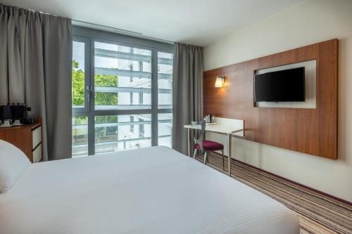Una televisión o centro de entretenimiento en Spark by Hilton Lyon Ouest
