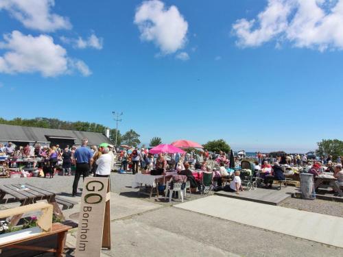 una multitud de personas sentadas en sillas en un concierto en Apartment Erblin - 250m from the sea by Interhome, en Neksø