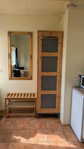 ÞingeyjarsveitにあるStaðarhóll Guesthouse room Aの鏡と木製クローゼット付きの部屋