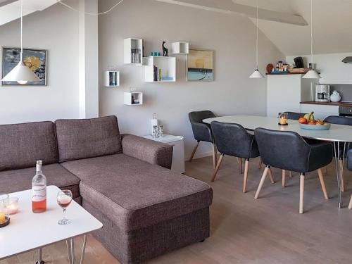 un soggiorno con un divano e un tavolo di Apartment Thorsten - 500m from the sea by Interhome ad Allinge