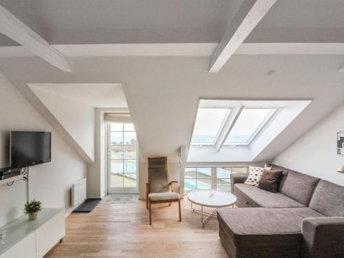 un soggiorno con un divano e un tavolo di Apartment Hertha - 500m from the sea by Interhome ad Allinge