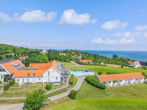 una vista aerea di una casa con l'oceano sullo sfondo di Apartment Hertha - 500m from the sea by Interhome ad Allinge