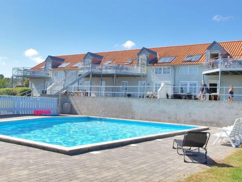 una piscina davanti a una casa di Apartment Hunter - 400m from the sea by Interhome ad Allinge