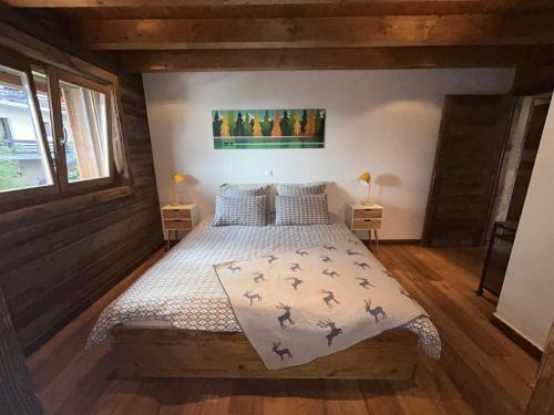 Un dormitorio con una cama en una habitación de madera. en Grimpeur 9 ski in-out, Spa Access, en Nendaz