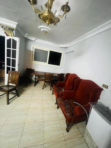 een woonkamer met banken en een flatscreen-tv bij Sky apartment in Amman