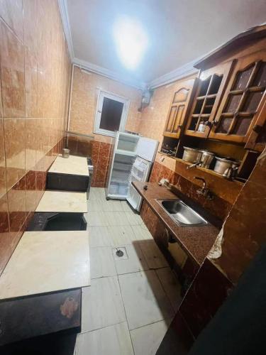 eine Küche mit Spüle und Arbeitsplatte in der Unterkunft Sky apartment in Amman