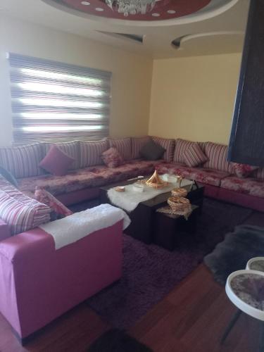 Sky apartment tesisinde bir oturma alanı