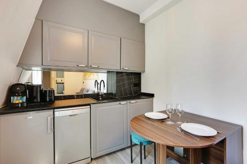 Amazing 2BD 6P apt with A C - Bastille