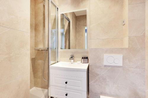 Amazing 2BD 6P apt with A C - Bastille