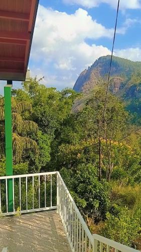 Vista generica sulle montagne o vista sulle montagne dall'interno della stanza in casa privata