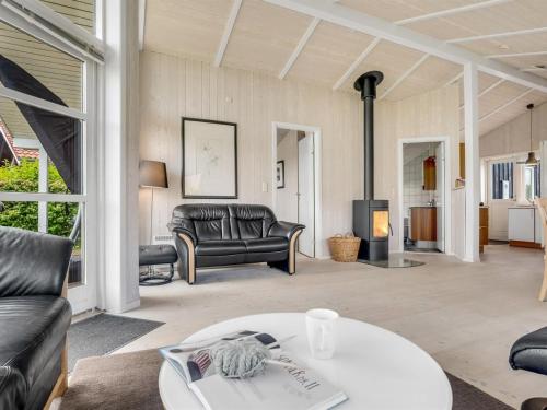 un salon avec un canapé et une table dans l'établissement Holiday Home Birtir - 1-2km from the sea by Interhome, à Bøtø By