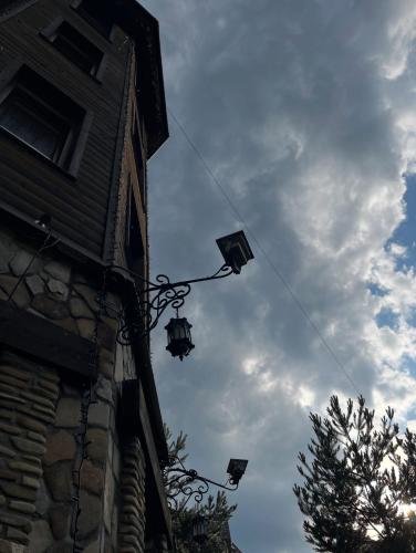 a street light attached to the side of a building at Під Лісом Pid Lisom in Skhidnitsa