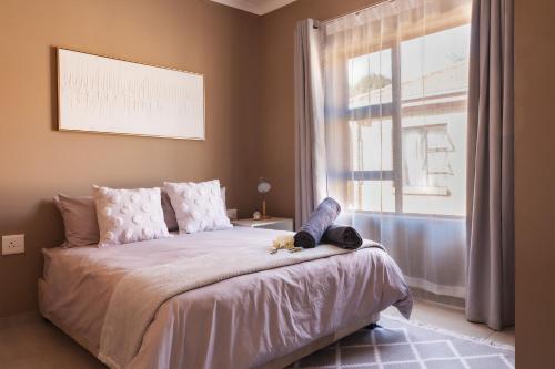 Un dormitorio con una cama con un osito de peluche encima. en Matusadona Suites, en Mokopane