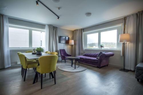 sala de estar con mesa y sofá púrpura en Scandic Bodø, en Bodø