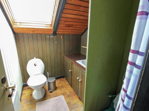 Ένα μπάνιο στο Holiday Home Keijo - 1-5km from the sea by Interhome