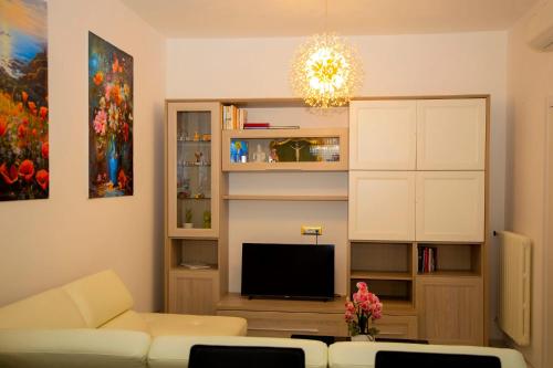 Una sala de estar con un sofá y un televisor. en The house of life, en Rapallo