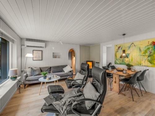 ein Wohnzimmer mit Sofa und Tisch in der Unterkunft Holiday Home Samuli - 400m from the sea by Interhome in Fanø