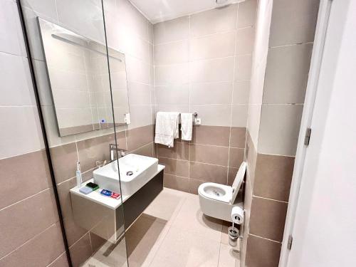 Un baño pequeño con lavabo e inodoro. en SIKI F4 furnished residence for rent, en Dakar